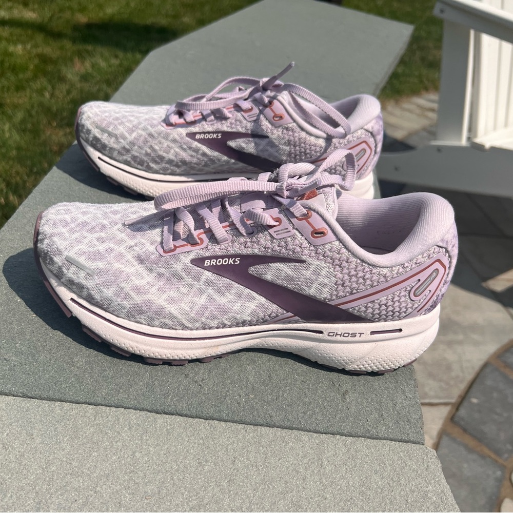 Brooks Ghost 14 Womens Size 7 Lavender/ rose gold Metallic Running Shoes